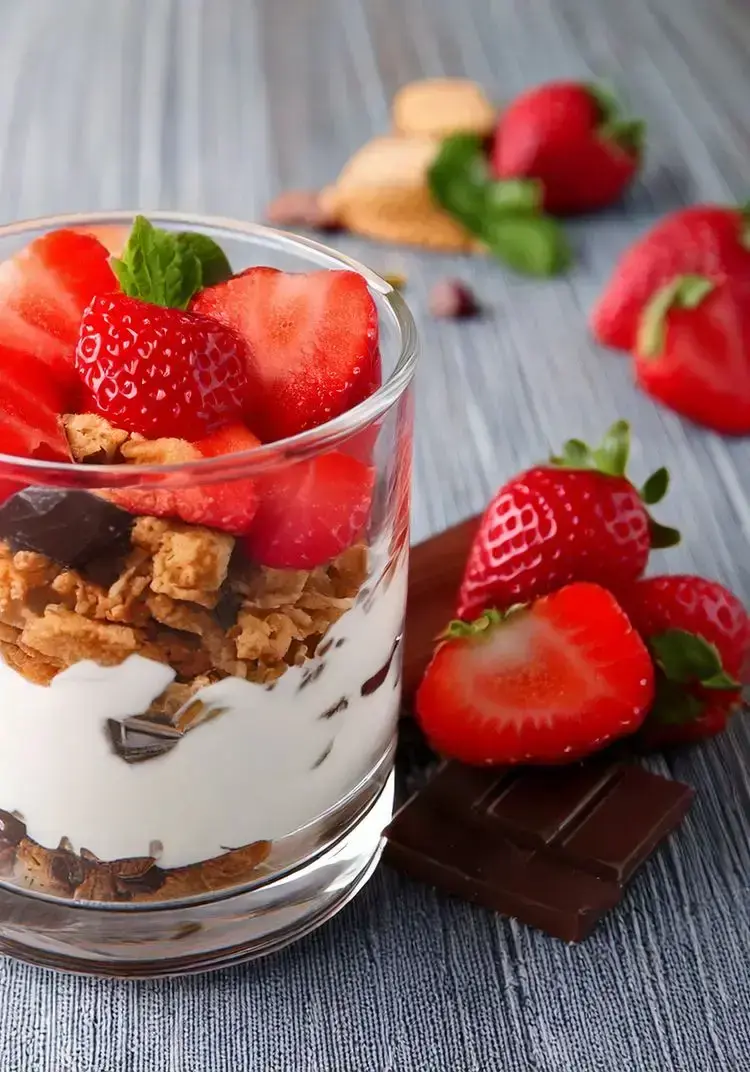 Immagine Bicchierino con biscotti, yogurt, cioccolato e fragole