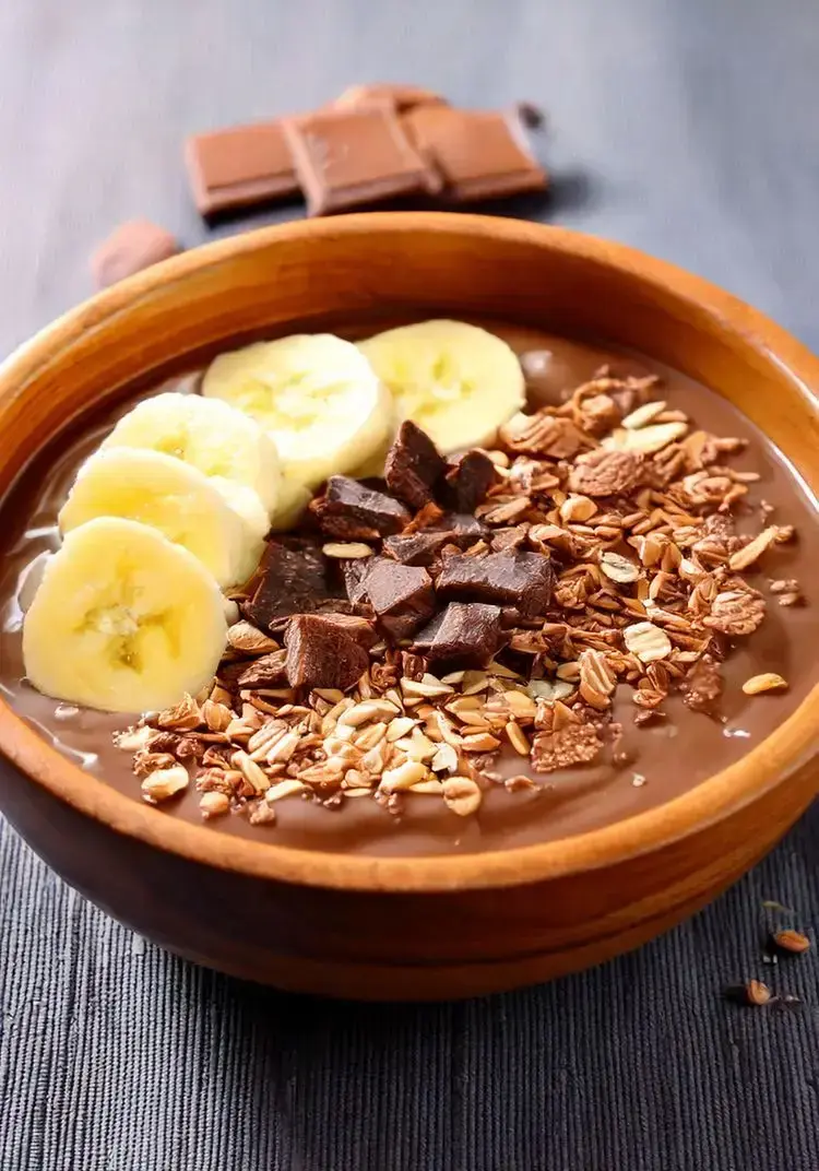 Immagine Yogurt bowl al cacao con banana, cereali e cioccolato